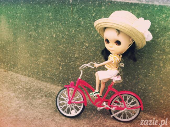 Orka Blythe Doll Simply Chocolate on the river bank of Vistula