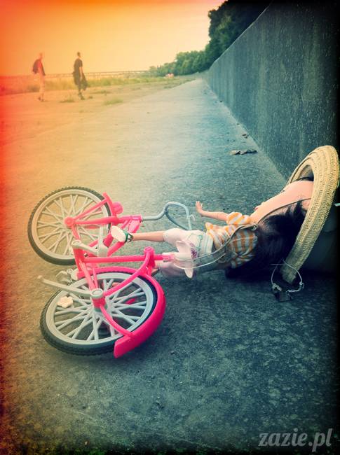 Orka Blythe Doll Simply Chocolate on the river bank of Vistula