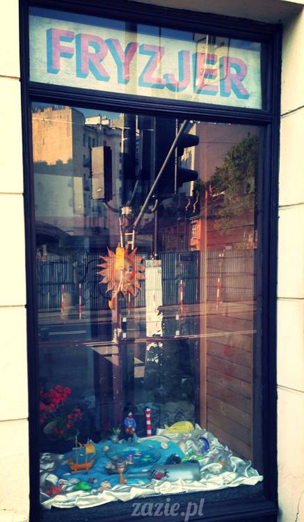 stara wystawa sklepowa fryzjer retro PRL Warszawa