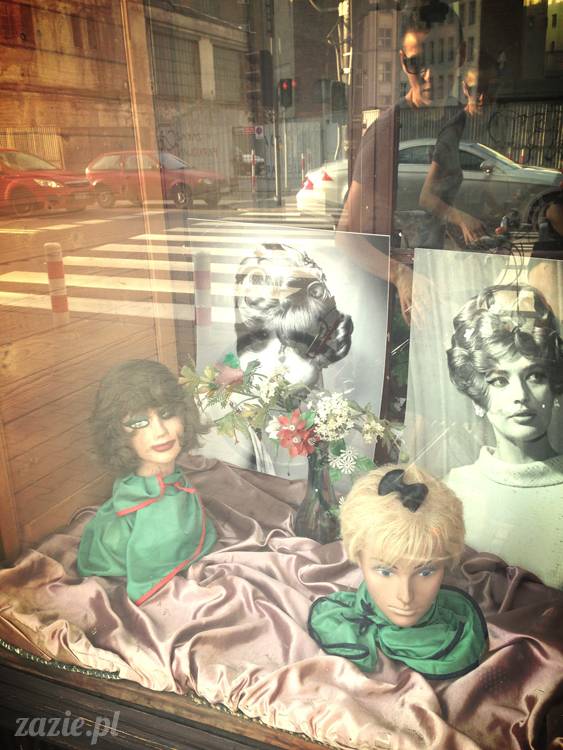 stara wystawa sklepowa fryzjer retro PRL Warszawa