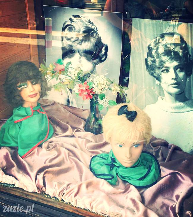 stara wystawa sklepowa fryzjer retro PRL Warszawa