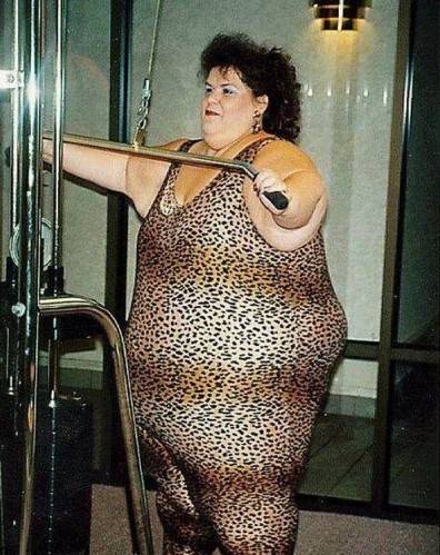 fat-woman-lat-pull-downs-396x499