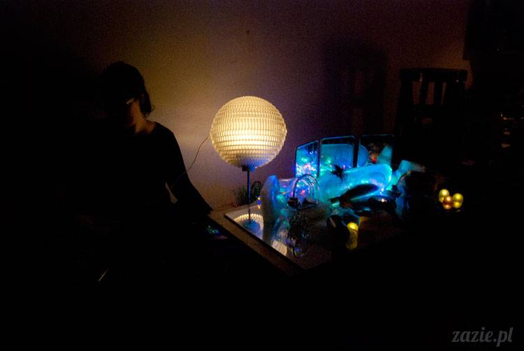 świąteczna sesja zdjęciowa Posłańca Uczuć, scenografia: Monika Sudół i Elwira Pluta, foto: Szymon Szcześniak, lalki: Zazie