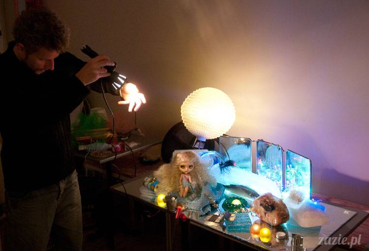 świąteczna sesja zdjęciowa Posłańca Uczuć, scenografia: Monika Sudół i Elwira Pluta, foto: Szymon Szcześniak, lalki: Zazie
