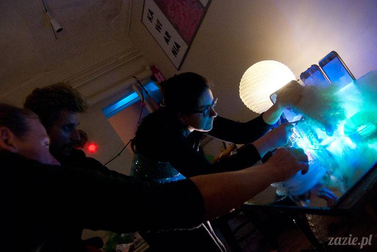 świąteczna sesja zdjęciowa Posłańca Uczuć, scenografia: Monika Sudół i Elwira Pluta, foto: Szymon Szcześniak, lalki: Zazie