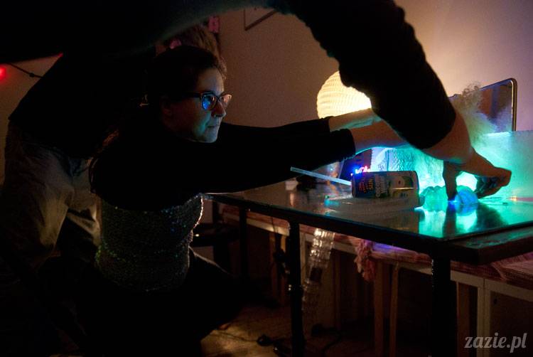 świąteczna sesja zdjęciowa Posłańca Uczuć, scenografia: Monika Sudół i Elwira Pluta, foto: Szymon Szcześniak, lalki: Zazie