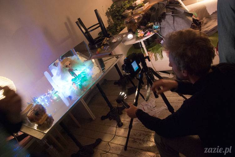 świąteczna sesja zdjęciowa Posłańca Uczuć, scenografia: Monika Sudół i Elwira Pluta, foto: Szymon Szcześniak, lalki: Zazie