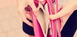 puste słowa, przeciąg w głowie i wiatr w szkatule.