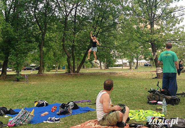 pole mokotowskie slacklining slack slackline, chodzenie po linie, akrojoga i akrojogini