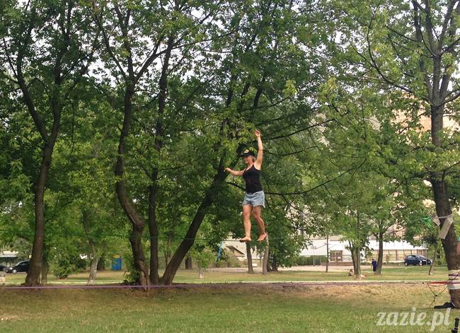 pole mokotowskie slacklining slack slackline, chodzenie po linie, akrojoga i akrojogini