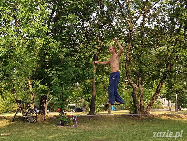 pole mokotowskie slacklining slack slackline, chodzenie po linie, akrojoga i akrojogini