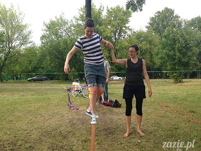 pole mokotowskie slacklining slack slackline, chodzenie po linie, akrojoga i akrojogini