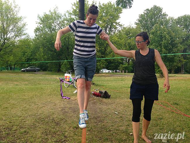 pole mokotowskie slacklining slack slackline, chodzenie po linie, akrojoga i akrojogini