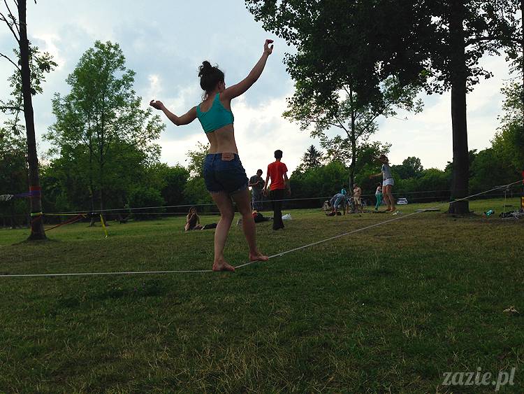 pole mokotowskie slacklining slack slackline, chodzenie po linie, akrojoga i akrojogini