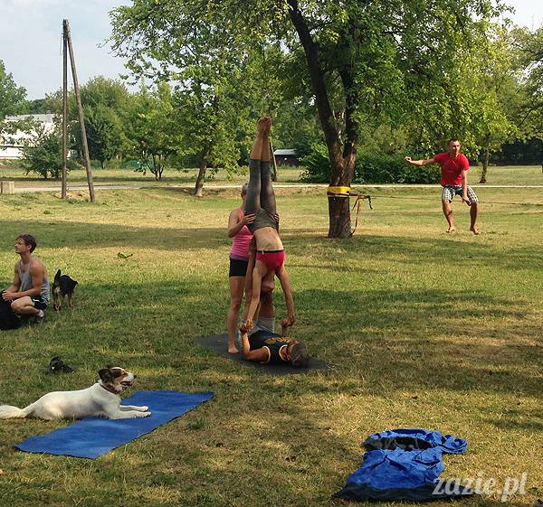 pole mokotowskie slacklining slack slackline, chodzenie po linie, akrojoga i akrojogini