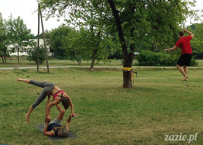 pole mokotowskie slacklining slack slackline, chodzenie po linie, akrojoga i akrojogini