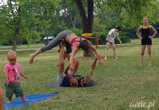 pole mokotowskie slacklining slack slackline, chodzenie po linie, akrojoga i akrojogini