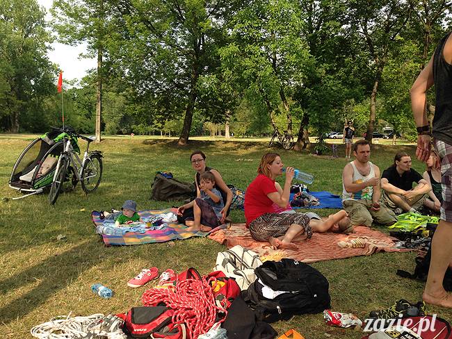 pole mokotowskie slacklining slack slackline, chodzenie po linie, akrojoga i akrojogini