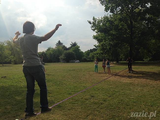 pole mokotowskie slacklining slack slackline, chodzenie po linie, akrojoga i akrojogini