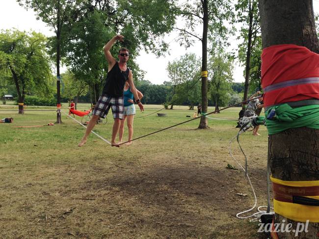 pole mokotowskie slacklining slack slackline, chodzenie po linie, akrojoga i akrojogini