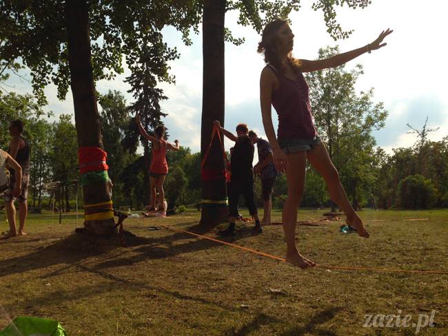 pole mokotowskie slacklining slack slackline, chodzenie po linie, akrojoga i akrojogini