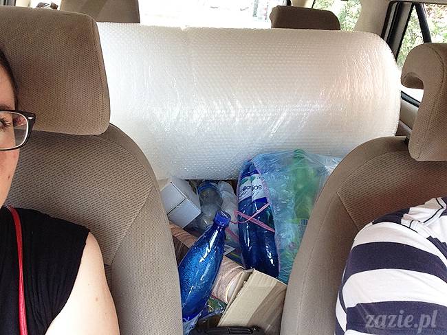 warsztaty plastyczne recyklingowe dla dzieci prowadzone przez Zazie i Syd na Placu Defilad pod Pałacem Kultury