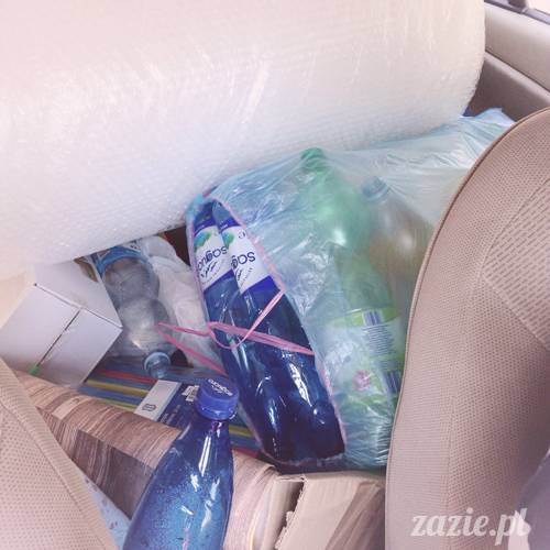 warsztaty plastyczne recyklingowe dla dzieci prowadzone przez Zazie i Syd na Placu Defilad pod Pałacem Kultury