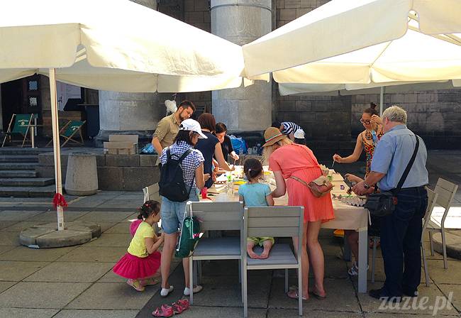 warsztaty plastyczne recyklingowe dla dzieci prowadzone przez Zazie i Syd na Placu Defilad pod Pałacem Kultury