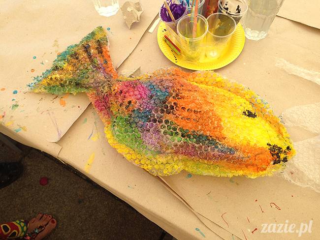 warsztaty plastyczne recyklingowe dla dzieci prowadzone przez Zazie i Syd na Placu Defilad pod Pałacem Kultury