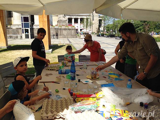 warsztaty plastyczne recyklingowe dla dzieci prowadzone przez Zazie i Syd na Placu Defilad pod Pałacem Kultury