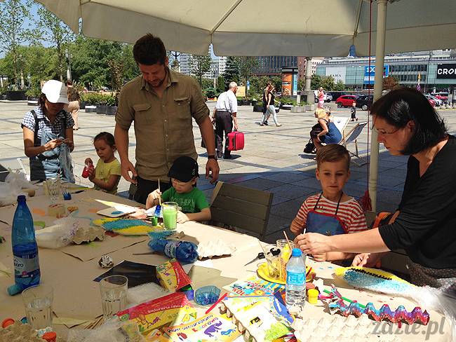 warsztaty plastyczne recyklingowe dla dzieci prowadzone przez Zazie i Syd na Placu Defilad pod Pałacem Kultury