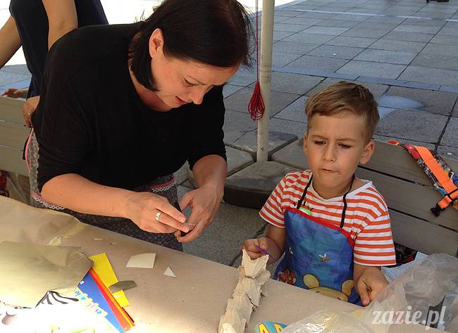 warsztaty plastyczne recyklingowe dla dzieci prowadzone przez Zazie i Syd na Placu Defilad pod Pałacem Kultury