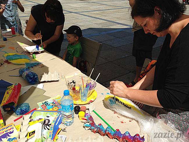 warsztaty plastyczne recyklingowe dla dzieci prowadzone przez Zazie i Syd na Placu Defilad pod Pałacem Kultury