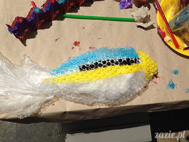 warsztaty plastyczne recyklingowe dla dzieci prowadzone przez Zazie i Syd na Placu Defilad pod Pałacem Kultury