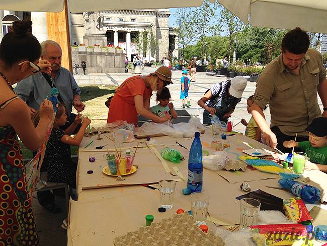 warsztaty plastyczne recyklingowe dla dzieci prowadzone przez Zazie i Syd na Placu Defilad pod Pałacem Kultury