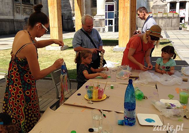 warsztaty plastyczne recyklingowe dla dzieci prowadzone przez Zazie i Syd na Placu Defilad pod Pałacem Kultury