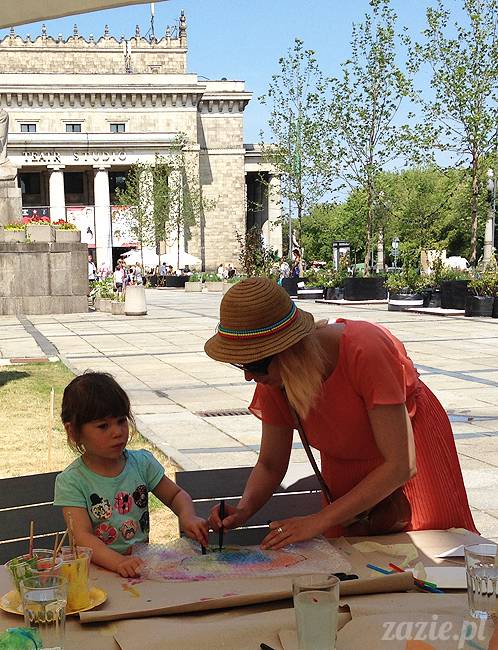 warsztaty plastyczne recyklingowe dla dzieci prowadzone przez Zazie i Syd na Placu Defilad pod Pałacem Kultury