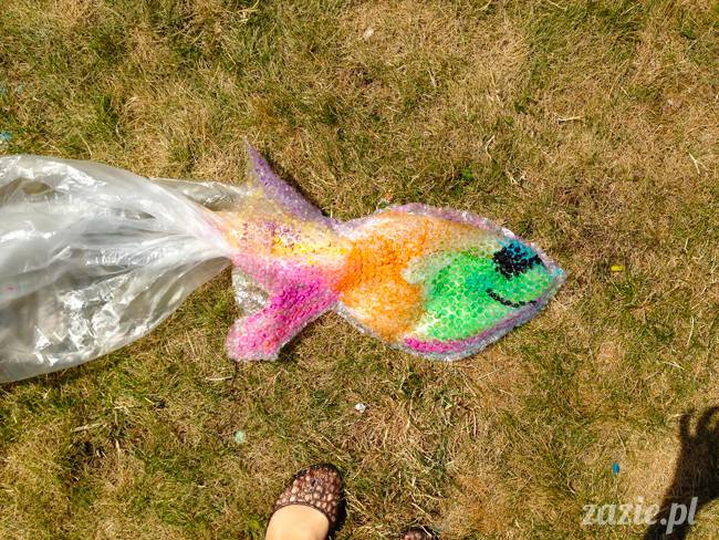 warsztaty plastyczne recyklingowe dla dzieci prowadzone przez Zazie i Syd na Placu Defilad pod Pałacem Kultury