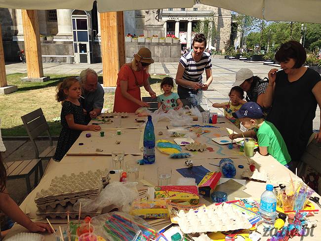 warsztaty plastyczne recyklingowe dla dzieci prowadzone przez Zazie i Syd na Placu Defilad pod Pałacem Kultury