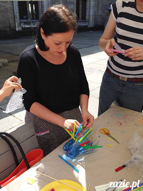 warsztaty plastyczne recyklingowe dla dzieci prowadzone przez Zazie i Syd na Placu Defilad pod Pałacem Kultury