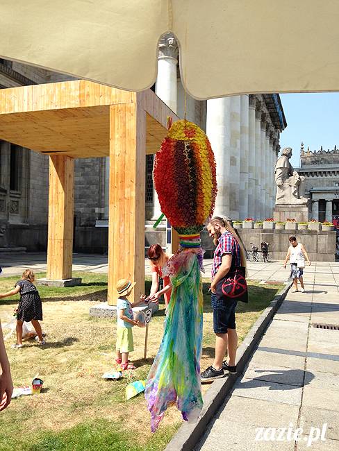 warsztaty plastyczne recyklingowe dla dzieci prowadzone przez Zazie i Syd na Placu Defilad pod Pałacem Kultury