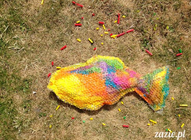 warsztaty plastyczne recyklingowe dla dzieci prowadzone przez Zazie i Syd na Placu Defilad pod Pałacem Kultury