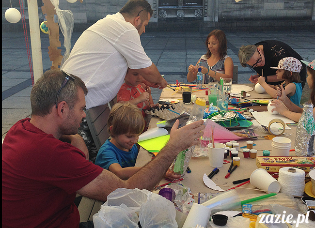 zajęcia dla dzieci, recyklingowe warsztaty plastyczne dla dzieci i rodziców, prowadzenie Olga Zazie i Syd Breslauer, organizator Cafe Kulturalna