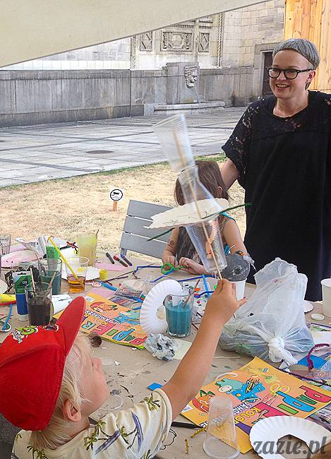 zajęcia dla dzieci, recyklingowe warsztaty plastyczne dla dzieci i rodziców, prowadzenie Olga Zazie i Syd Breslauer, organizator Cafe Kulturalna