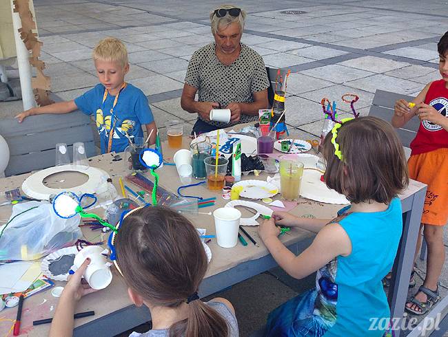 zajęcia dla dzieci, recyklingowe warsztaty plastyczne dla dzieci i rodziców, prowadzenie Olga Zazie i Syd Breslauer, organizator Cafe Kulturalna