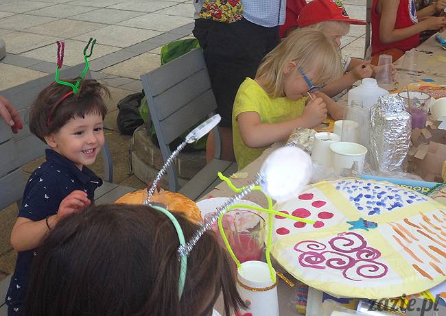 zajęcia dla dzieci, recyklingowe warsztaty plastyczne dla dzieci i rodziców, prowadzenie Olga Zazie i Syd Breslauer, organizator Cafe Kulturalna