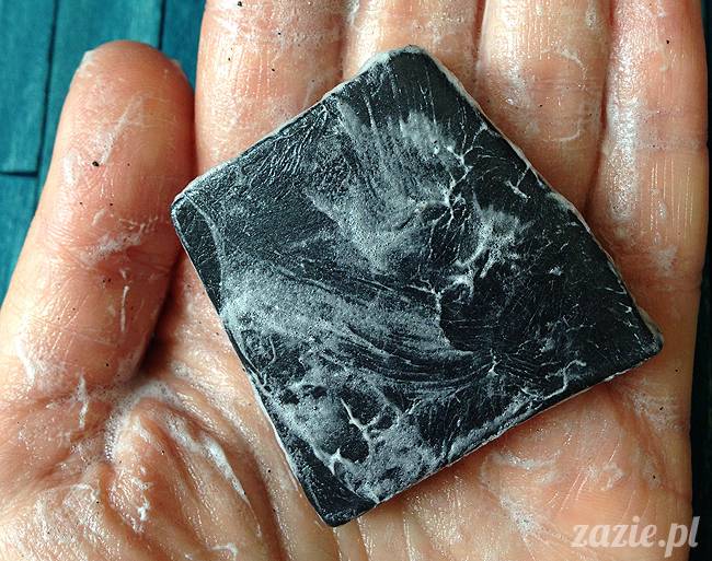 blog kosmetyczny, recenzje i testy kosmetyków, opinie o kosmetykach, lush dark angels coal face kostka myjąca z węglem drzewnym, czarne mydło do cery tłustej i trądzikowej