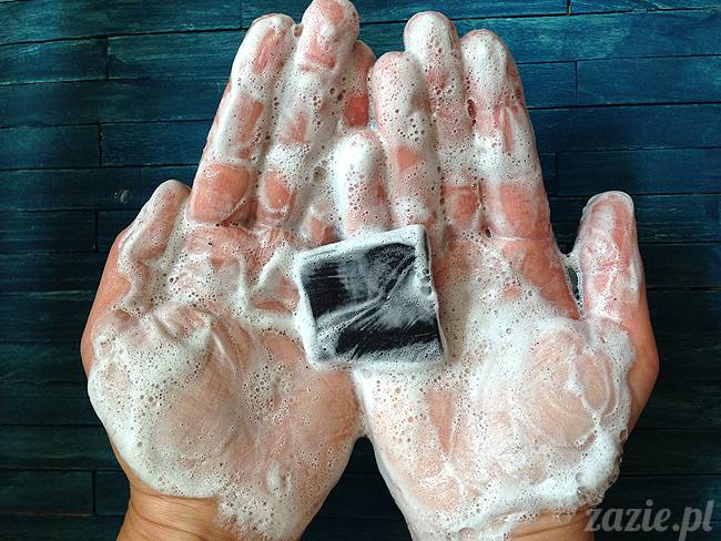 blog kosmetyczny, recenzje i testy kosmetyków, opinie o kosmetykach, lush dark angels coal face kostka myjąca z węglem drzewnym, czarne mydło do cery tłustej i trądzikowej