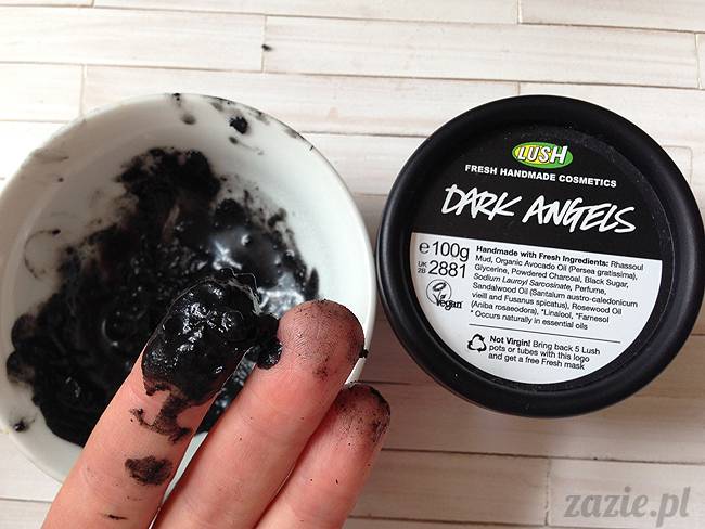 blog kosmetyczny, recenzje i testy kosmetyków, opinie o kosmetykach, lush dark angels, czarna pasta peelingujaca, węgiel drzewny, błoto marokańskie Rhasshoul, do cery tłustej trądzikowej