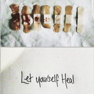 Kolorowy plasterek na ropiejącej ranie.